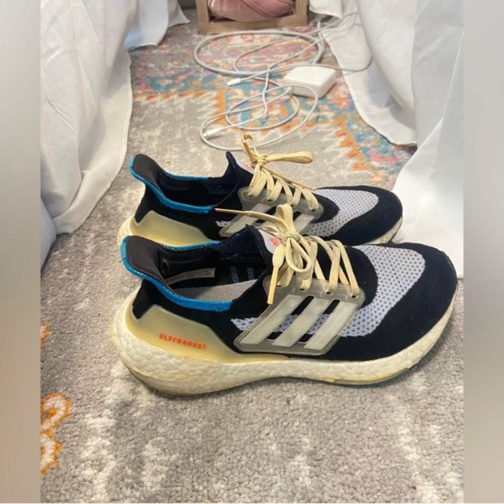 Sz 7 adidas ultra boost sneakers